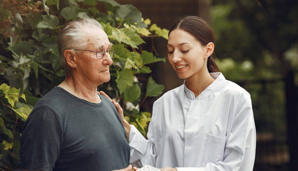 Badante professionale o casa per anziani?